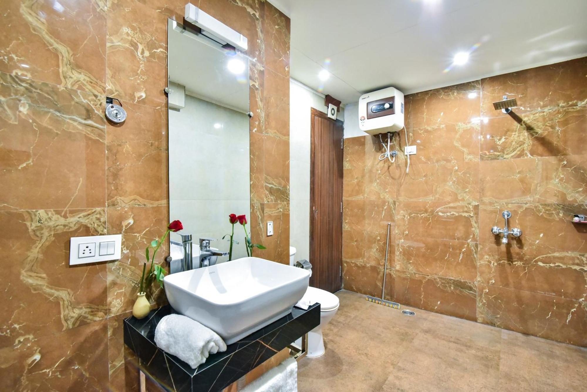 Pinaz Royale Hotel Amritsar Bagian luar foto