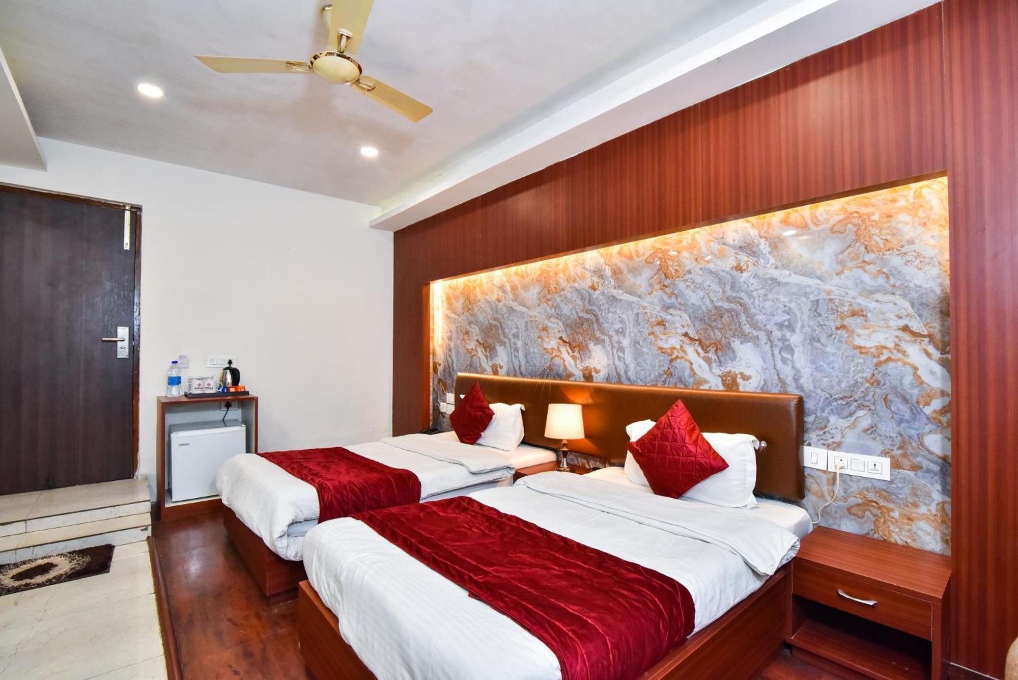 Pinaz Royale Hotel Amritsar Bagian luar foto