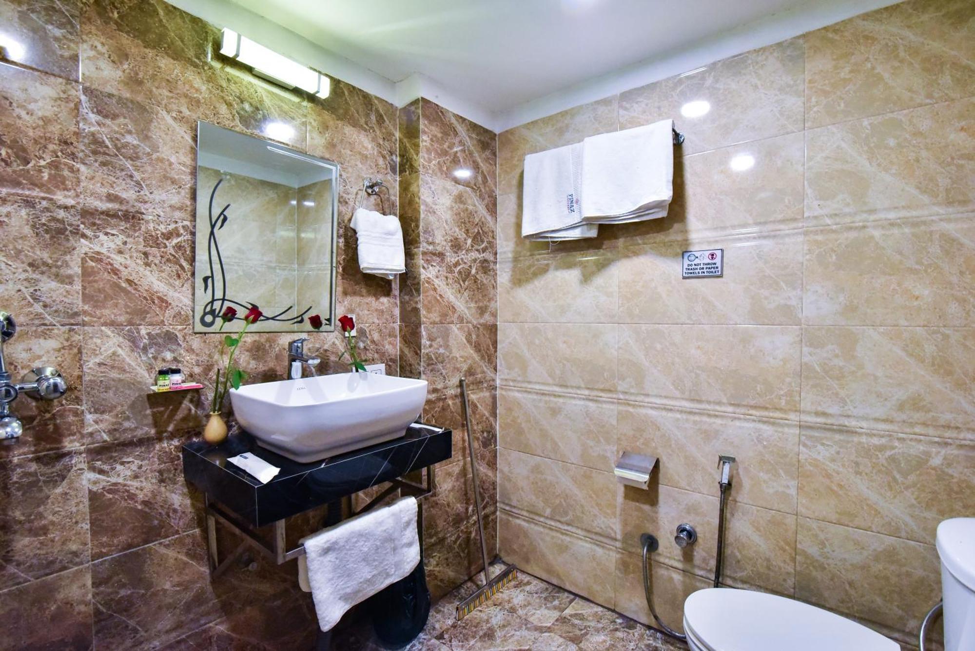 Pinaz Royale Hotel Amritsar Bagian luar foto