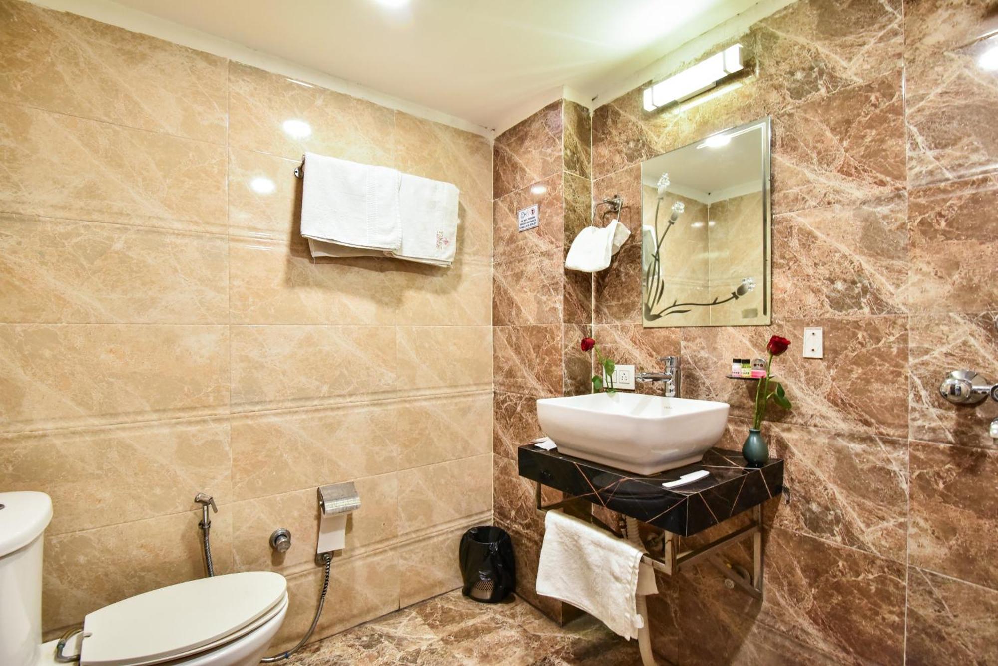 Pinaz Royale Hotel Amritsar Bagian luar foto